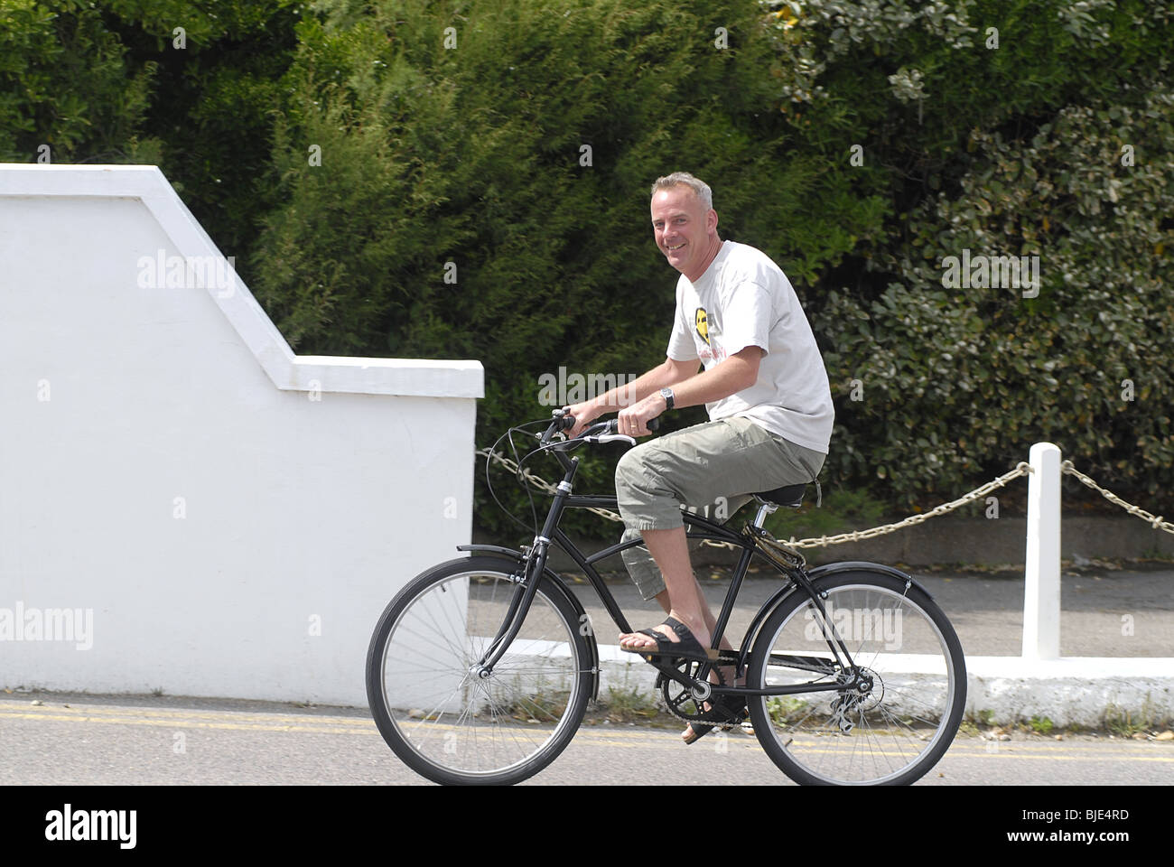 NORMAN COOK (FAT BOY SLIM) CYCLING UP TO HIS HOUSE IN HOVE, 15TH JUNE 2006 Stock Photo