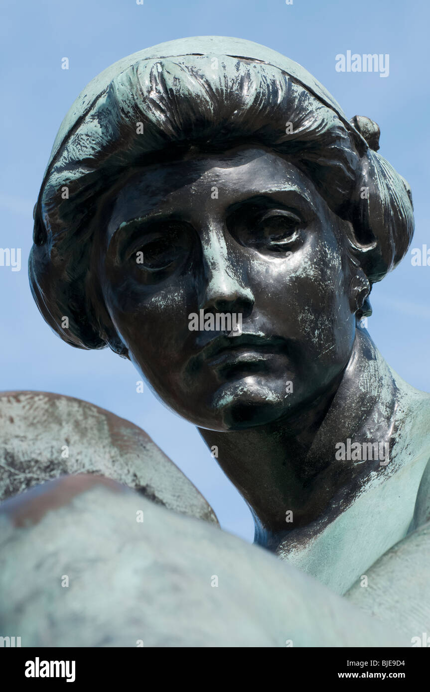 Female Statue at Victoria Memorial Fountain Stock Photo Alamy