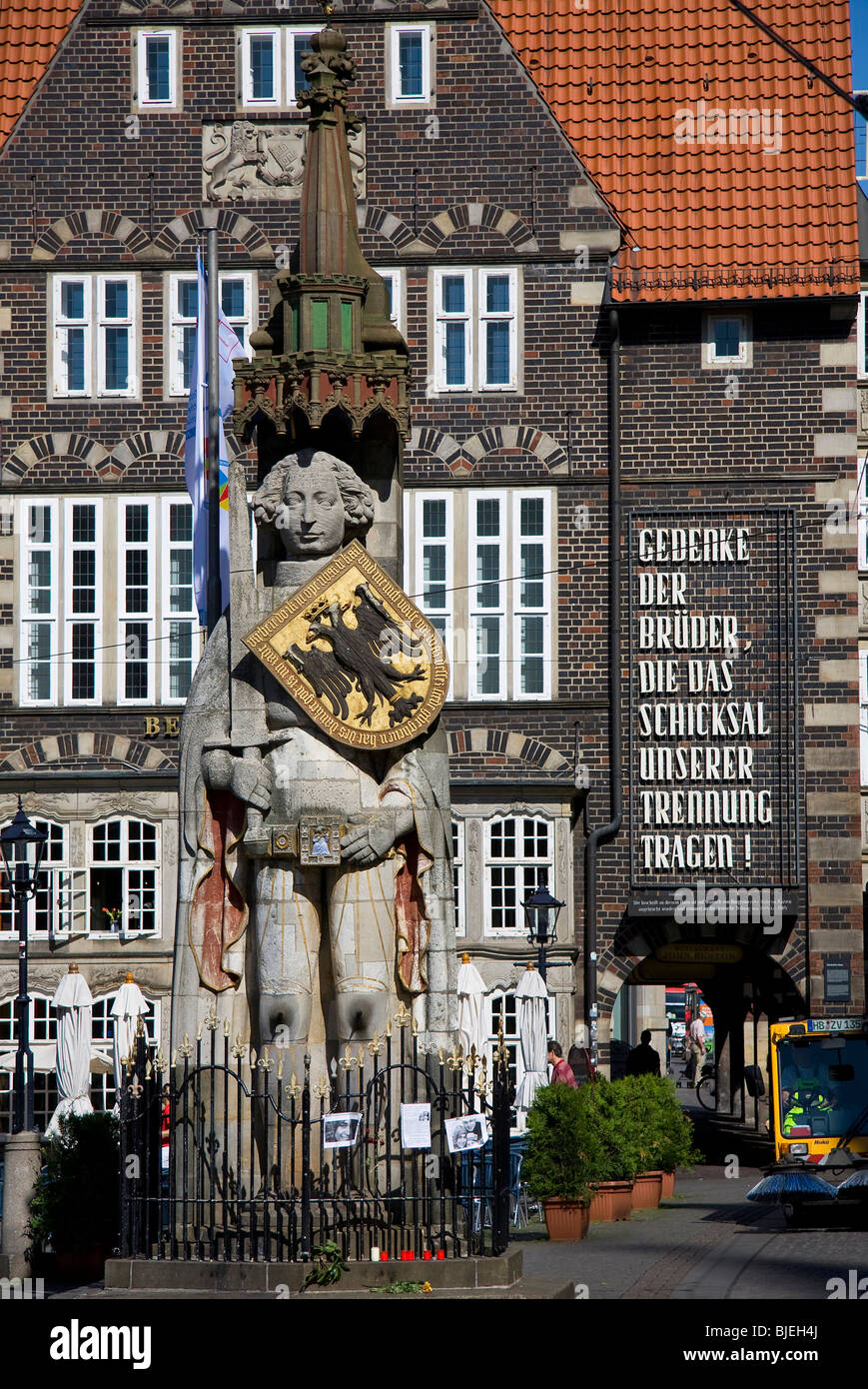 Statue Of Roland On The Market Square In Bremen Germany Stock Photo Alamy