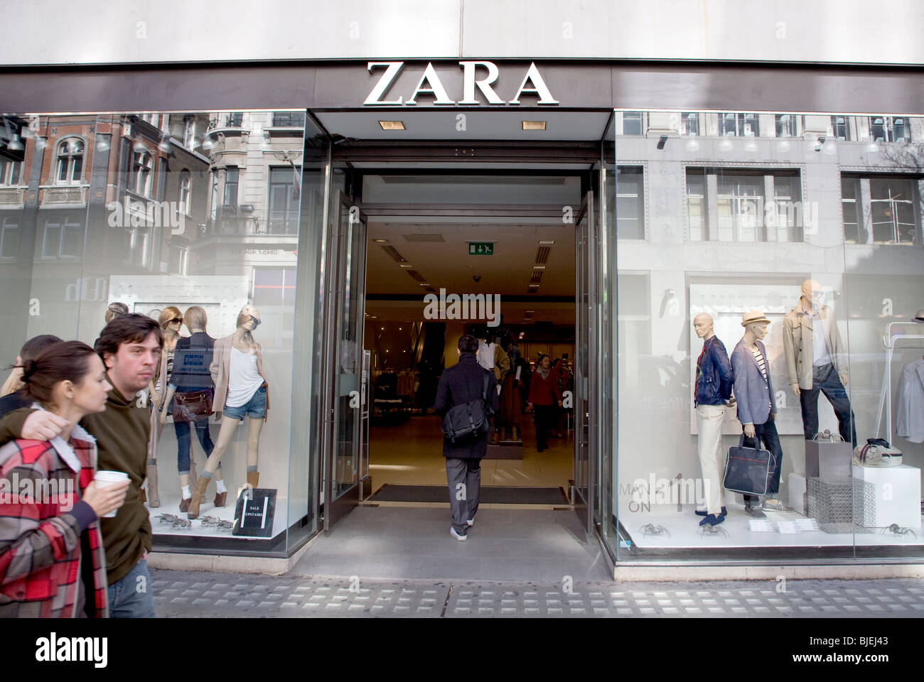 Zara shop london hi-res stock photography and images - Alamy