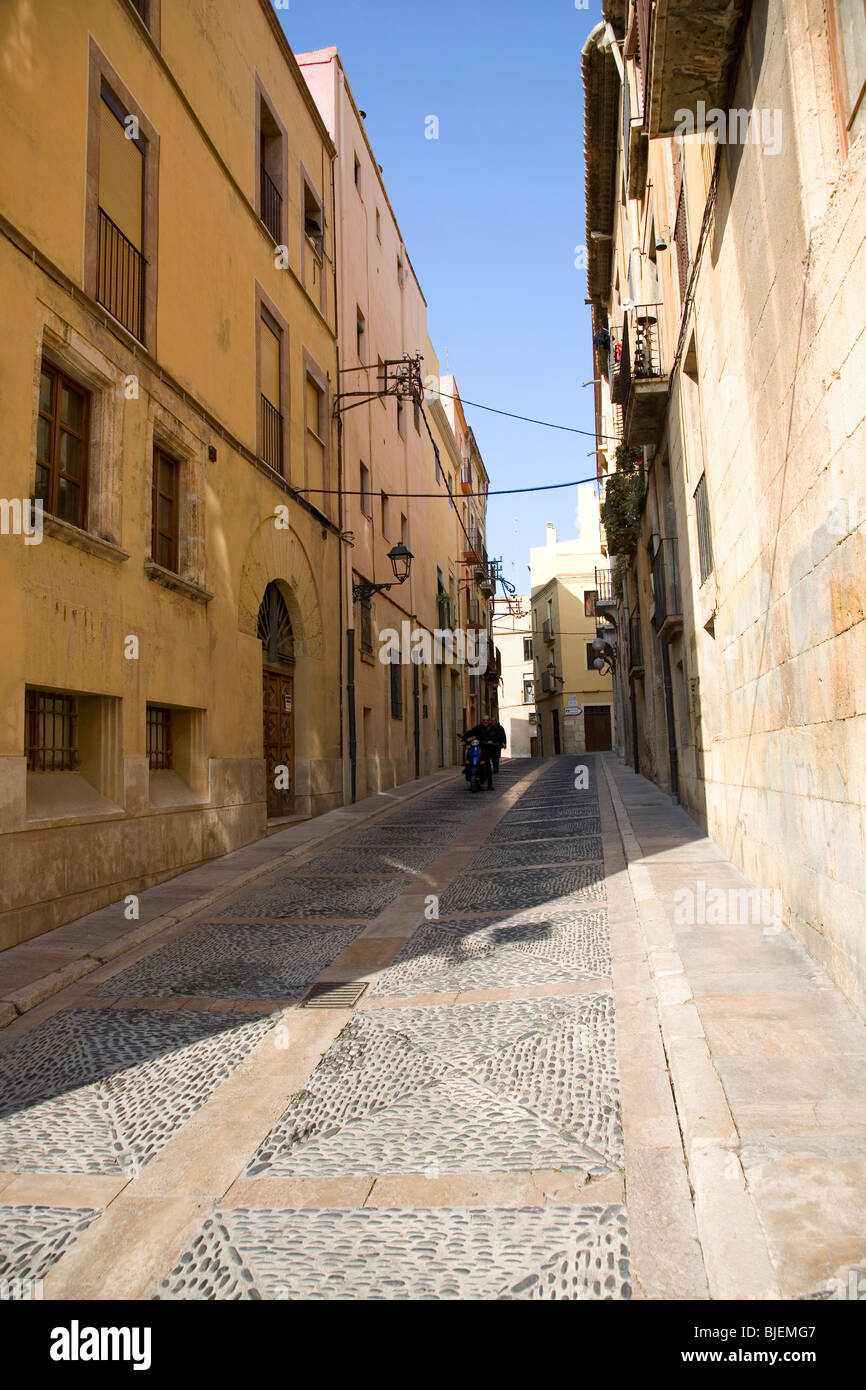Carrer de les Escrivanies Velles, Tarragona cobbled side street in old quarter near Cathedral Stock Photo