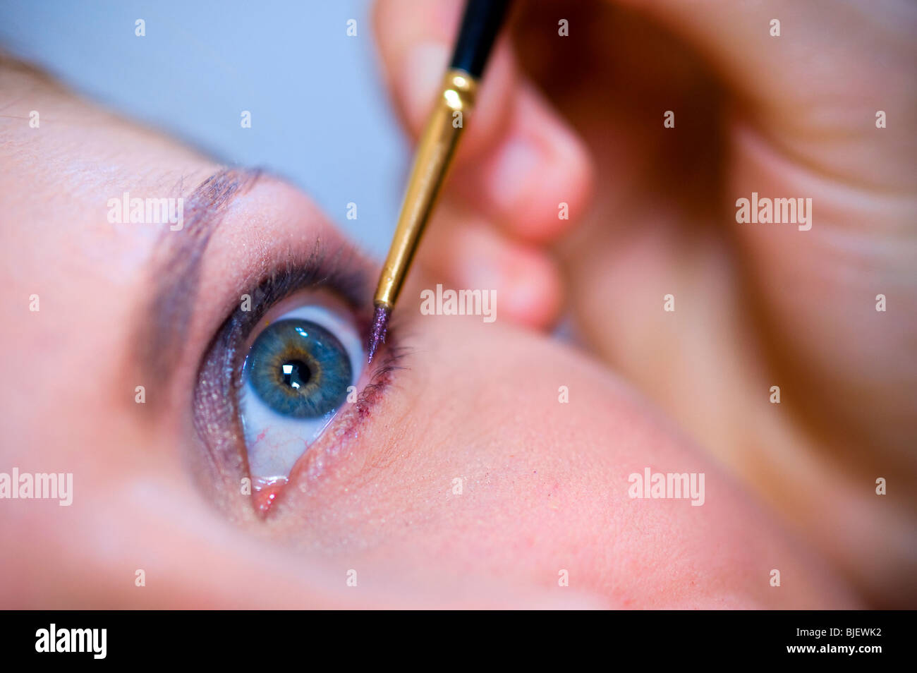 Applying eyeliner hi-res stock photography and images - Alamy