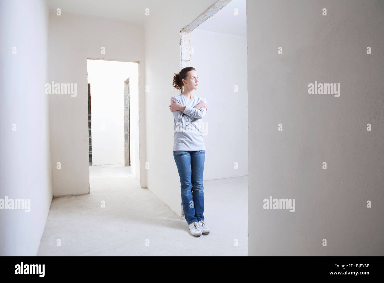 Woman back against wall arms hi-res stock photography and images - Alamy