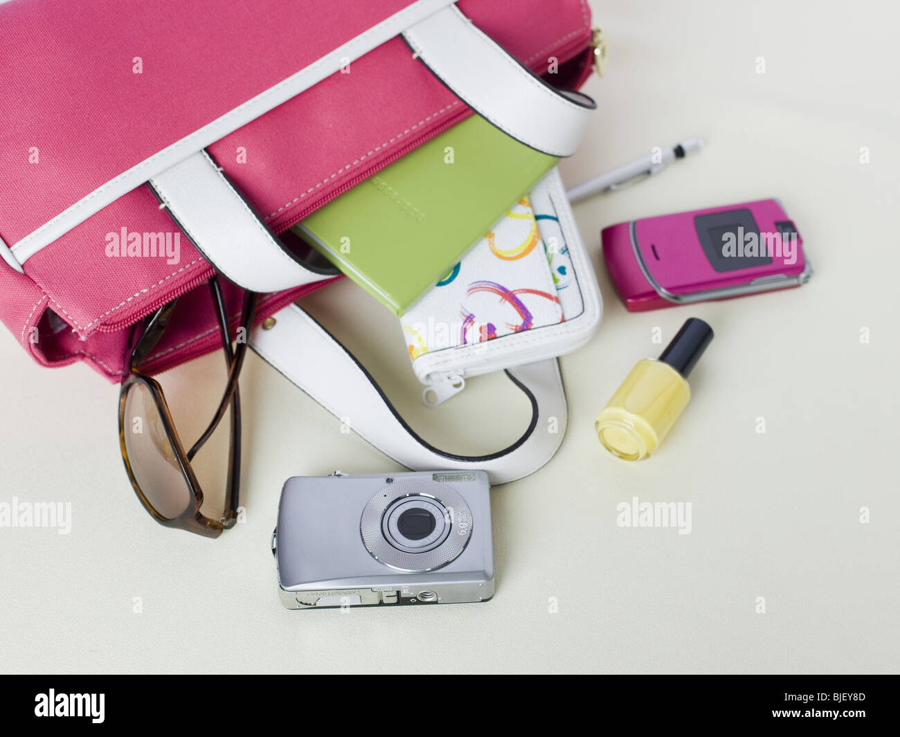 contents of a purse Stock Photo Alamy