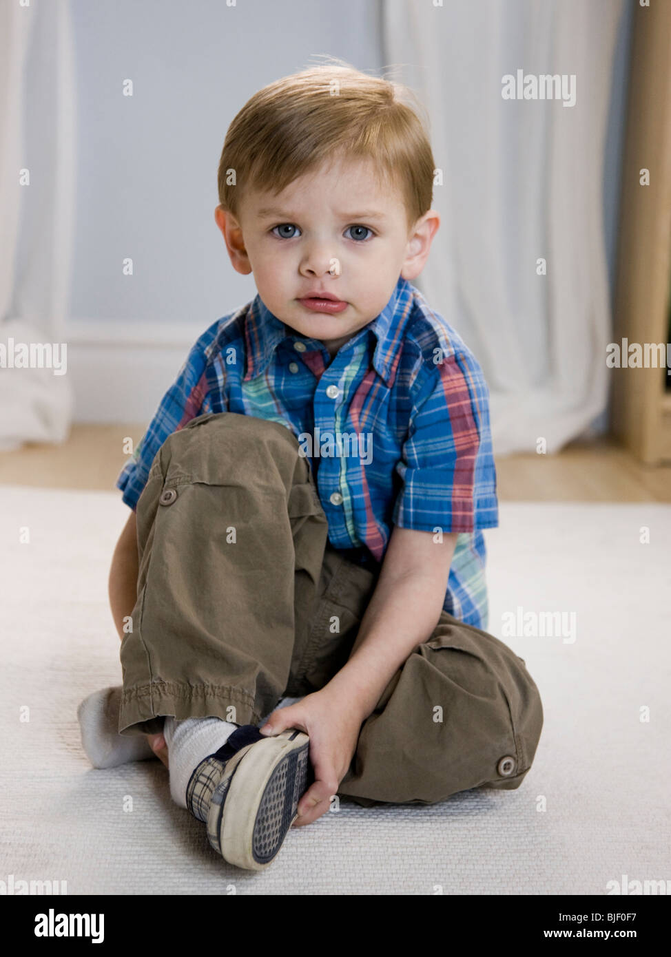 little boy putting on shoes Stock Photo Alamy