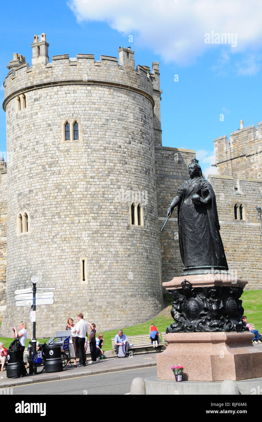Statue of Queen Victoria outside Windsor Castle, Windsor, UK Stock