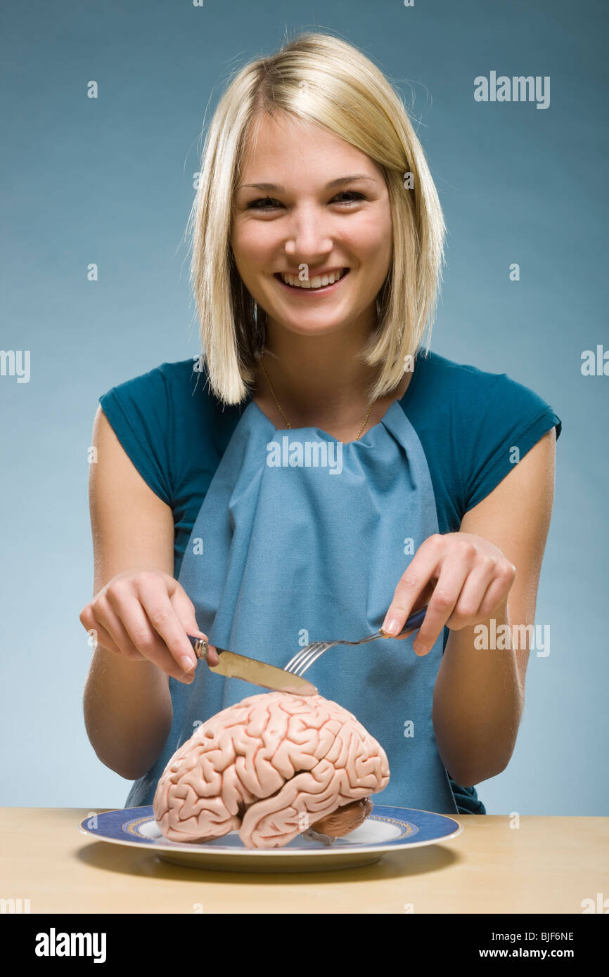Eat brain. Любимая еда женщины мозг. Мозг женщины после родов. Блюдо из мозга и сердца.