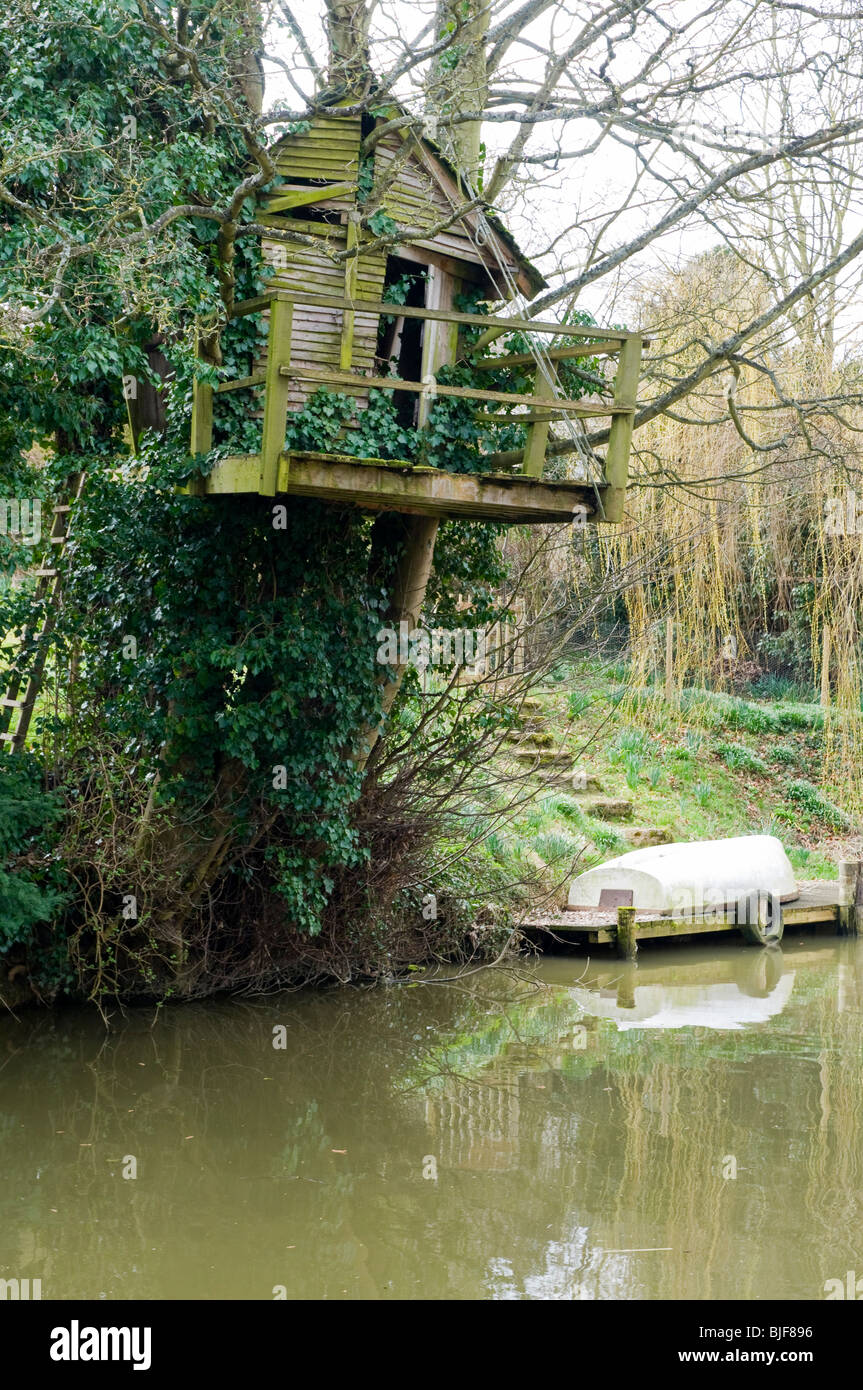 A moss covered tree house on the bank of the Oxford Canal near Lower Heyford, Oxfordshire Stock Photo