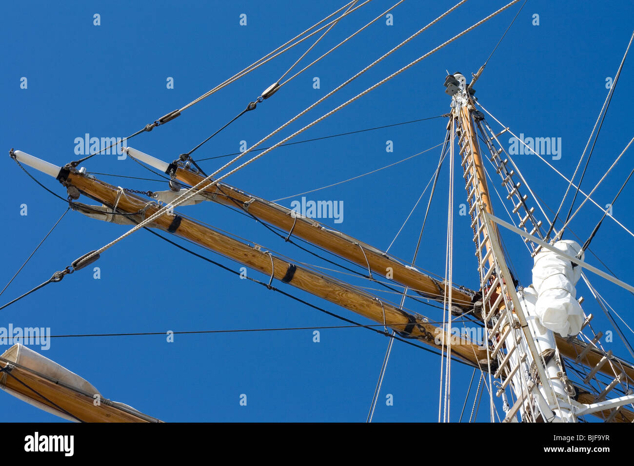 Ship sail yardarm hires stock photography and images Alamy