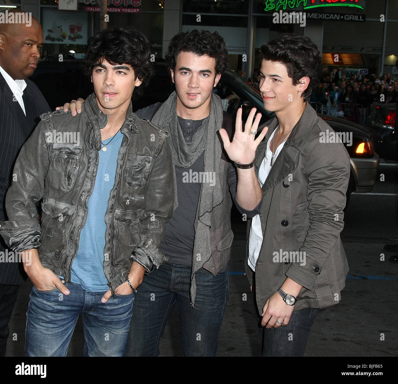JONAS BROTHERS 17 AGAIN LOS ANGELES PREMIERE HOLLYWOOD LOS ANGELES CA USA  14 April 2009 Stock Photo - Alamy
