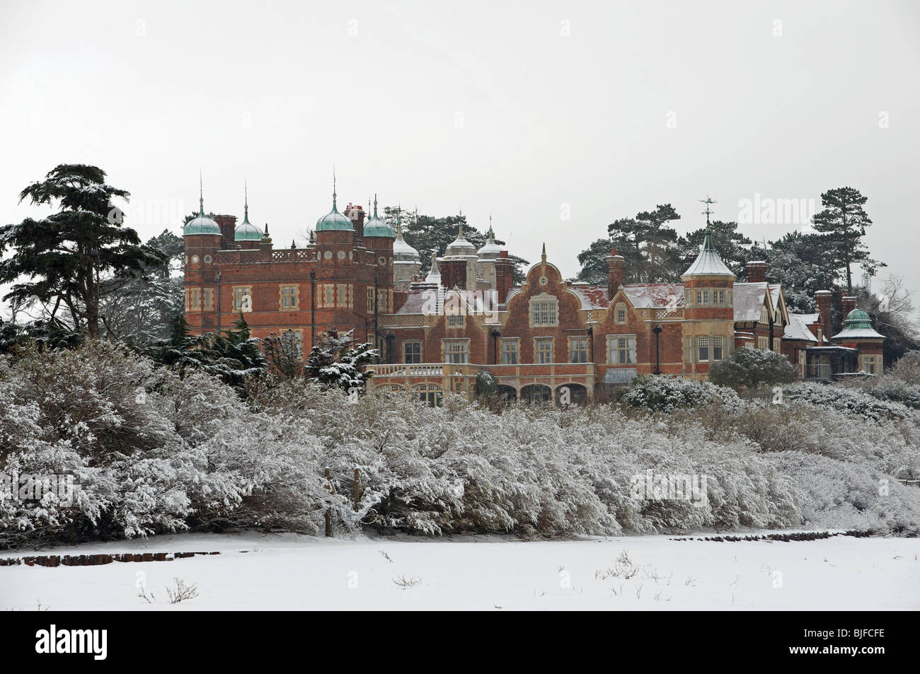 Manor house uk snow hi-res stock photography and images - Alamy