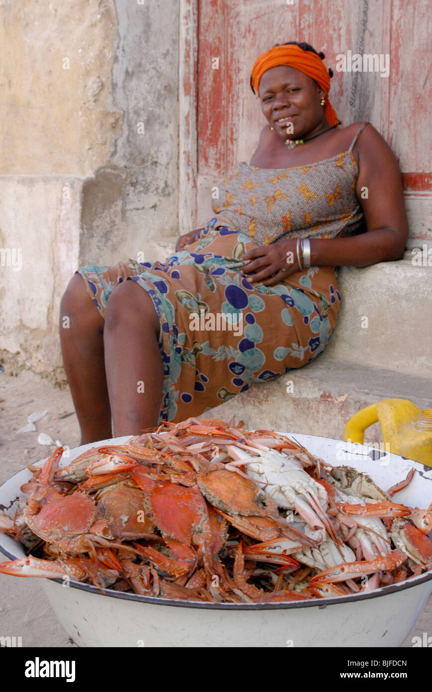 An African lady selling her caught crab. Ilha De Mocambique (Mozambique  Island), Northern Mozambique, Africa Stock Photo - Alamy, image size:868x1390