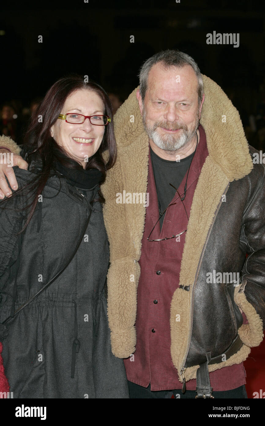 TERRY GILLIAM & GUEST DEFIANCE FILM PREMIERE ODEON CINEMA WEST END LEICESTER SQUARE LONDON  ENGLAND 06 January 2009 Stock Photo
