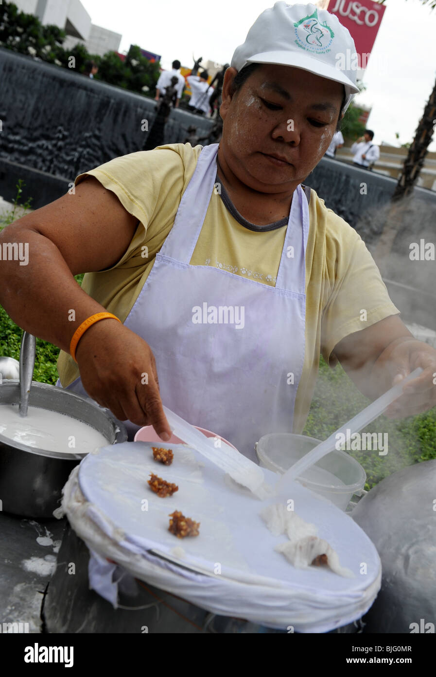 lady cooking khao gaeb pak mor (also known as steamed rice skin ...