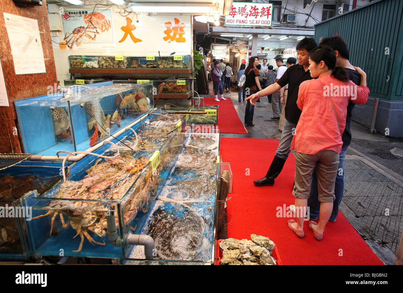 Live seafood sales at a market, Hong Kong, China Stock Photo