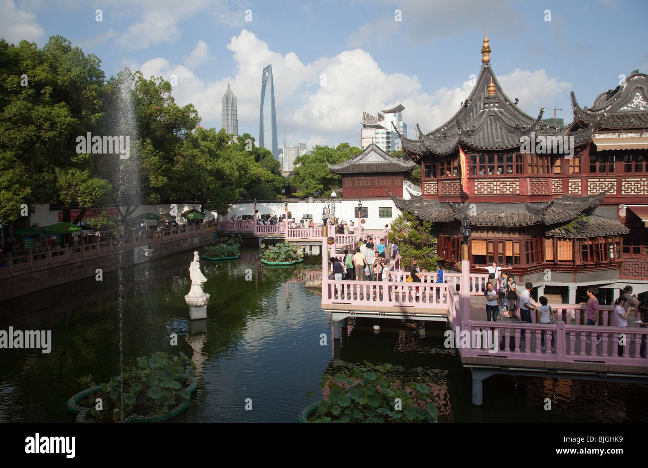 Yuyuan gardens and bazaar in old town of Shanghai, China Stock Photo