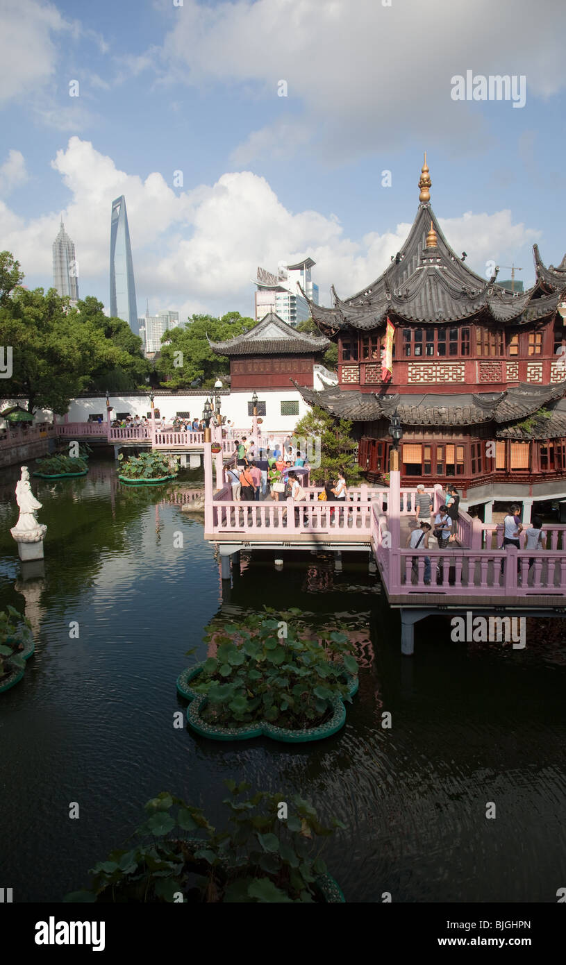 Yuyuan gardens and bazaar in old town of Shanghai, China Stock Photo