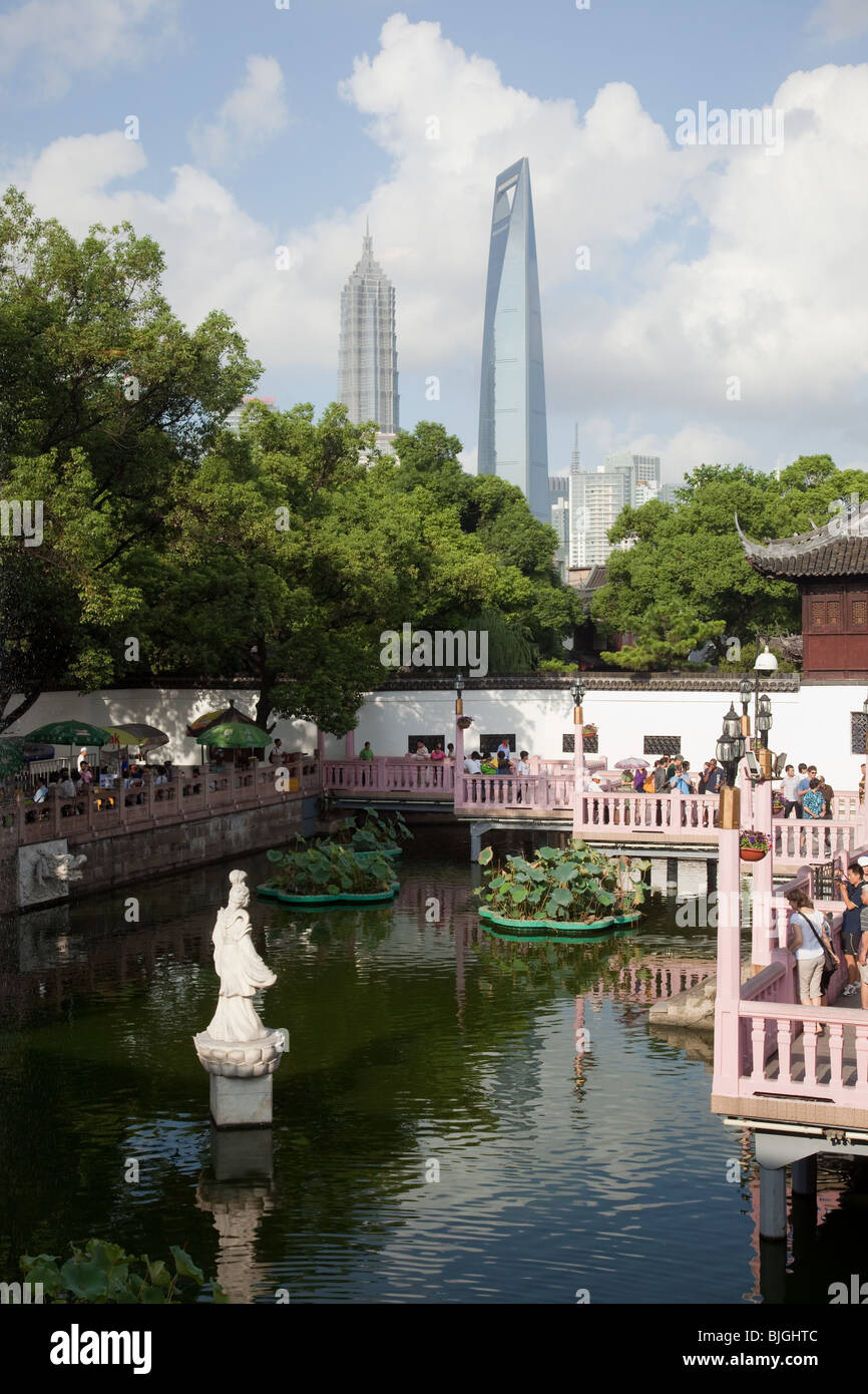 Yuyuan gardens and bazaar in old town of Shanghai, China Stock Photo