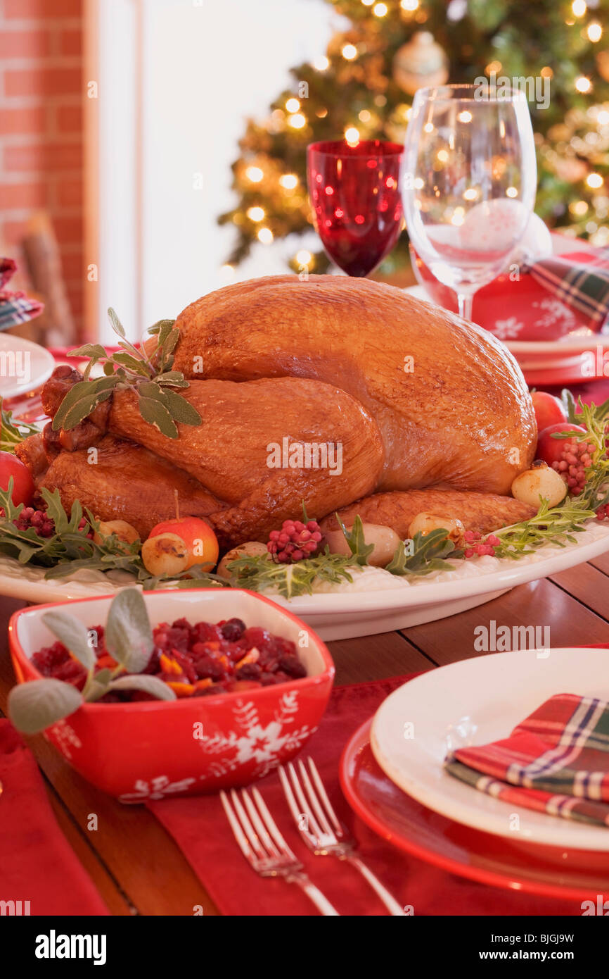 https://c8.alamy.com/comp/BJGJ9W/christmas-table-with-roast-turkey-usa-BJGJ9W.jpg