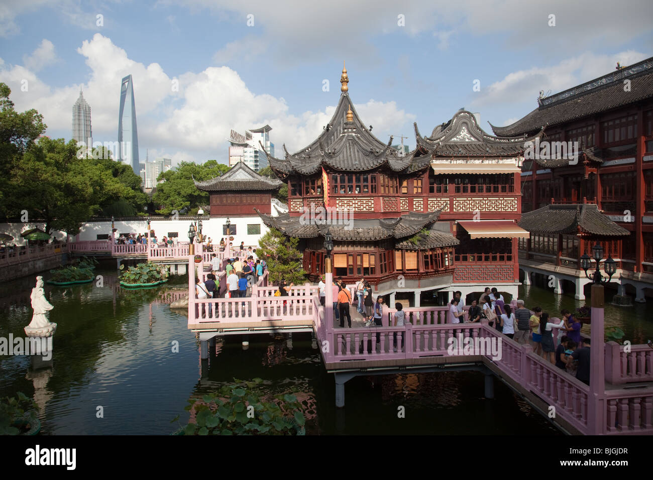 Yuyuan gardens and bazaar in old town of Shanghai, China Stock Photo