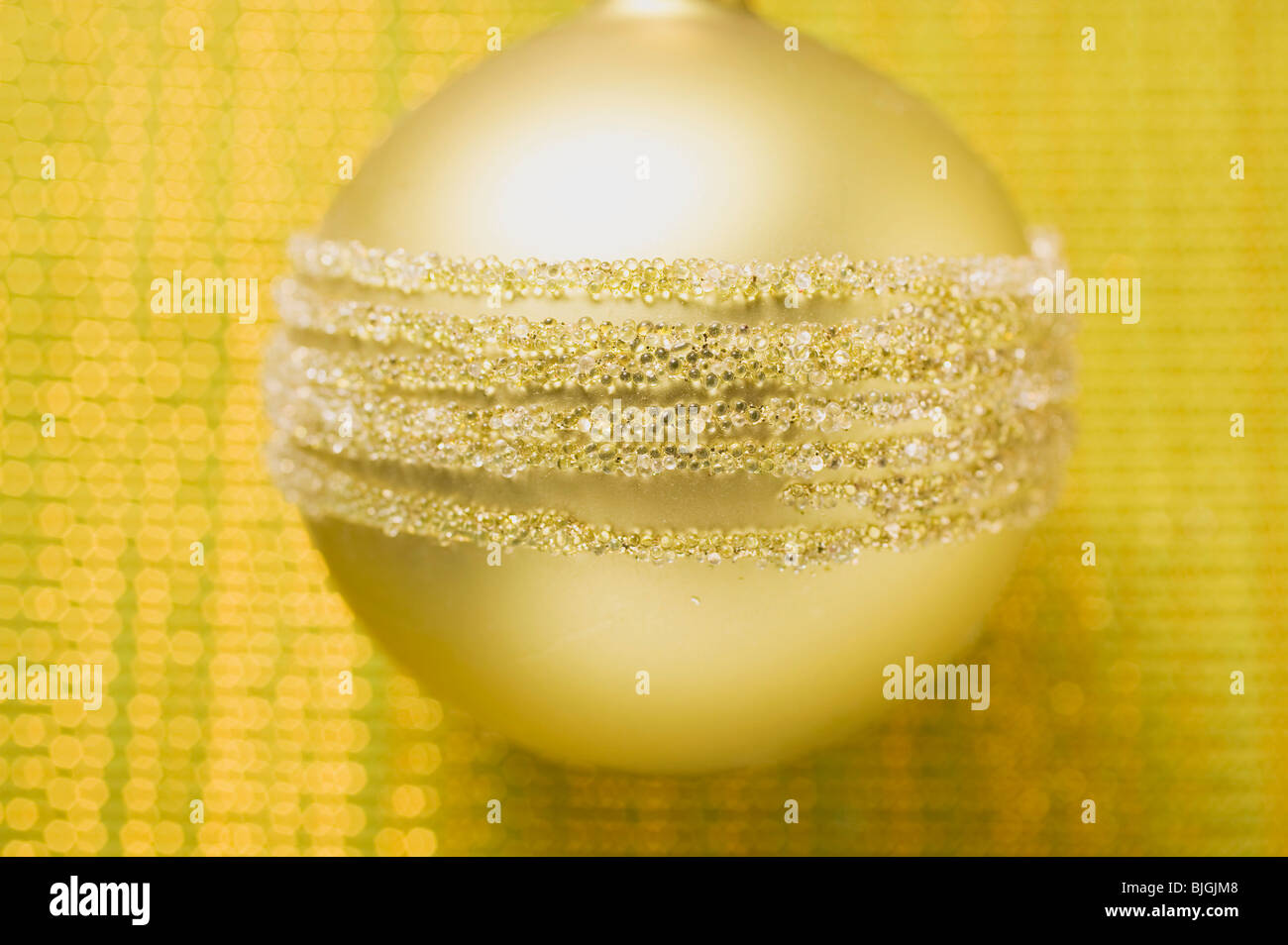 Gold Christmas tree bauble (closeup Stock Photo Alamy