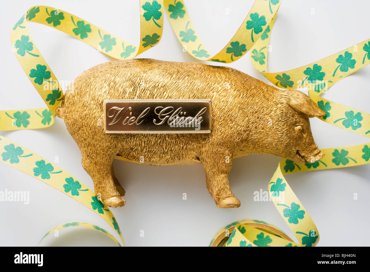 Premium Photo  A gold pig shaped pig with a gold head.