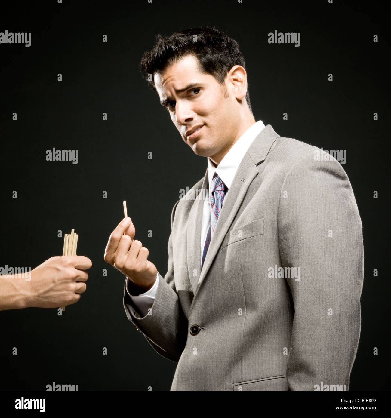 Drawing the short straw hires stock photography and images Alamy