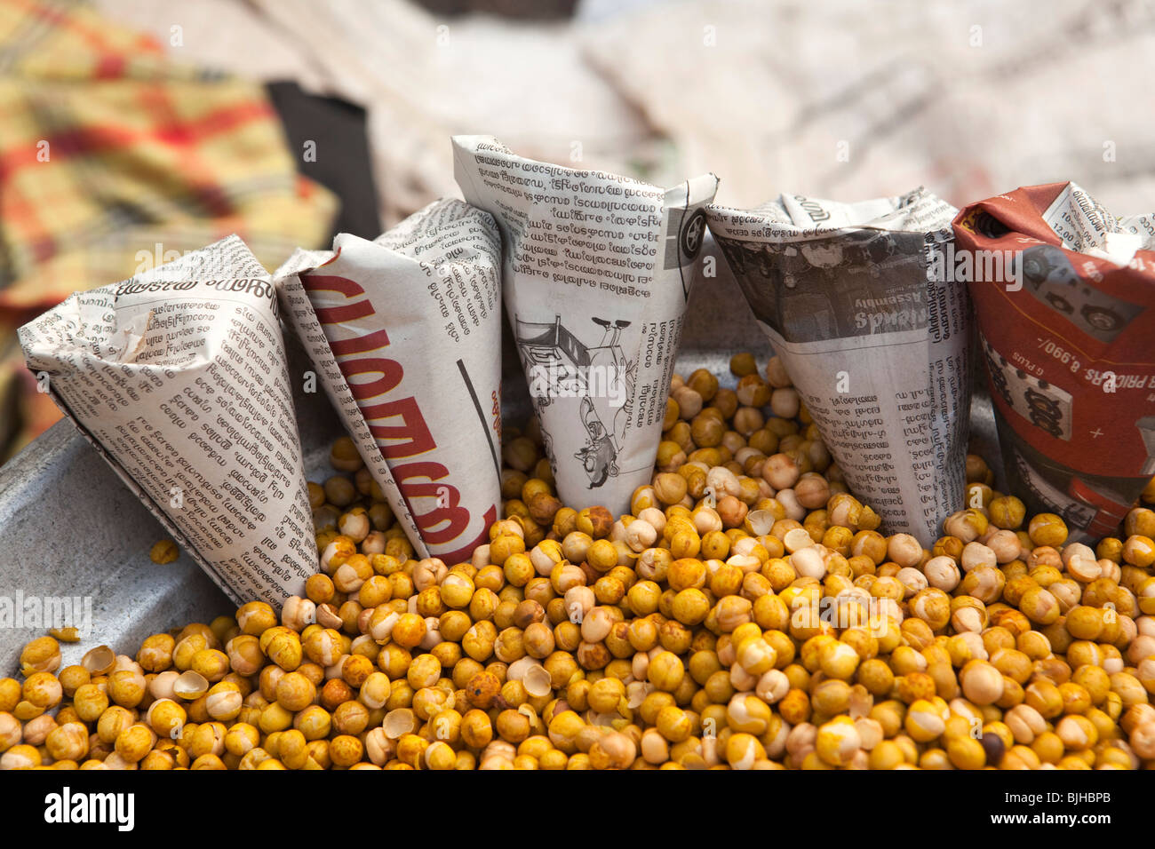 India, Kerala, Kanjiramattom Kodikuthu Moslem festival, snack stall, packets of roasted channa dal (chick peas) Stock Photo