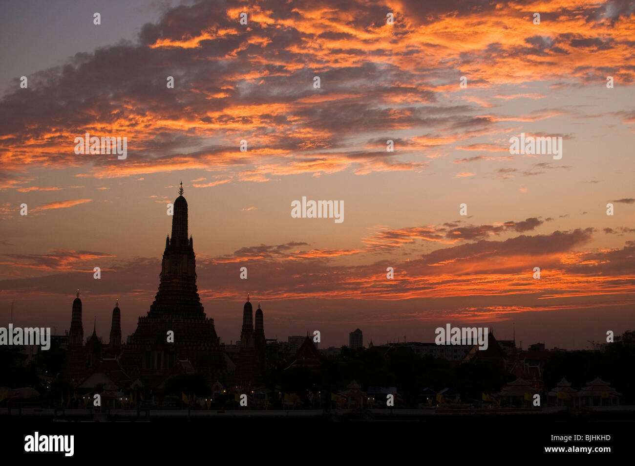 Wat arun temple sunset bangkok hi-res stock photography and images - Alamy