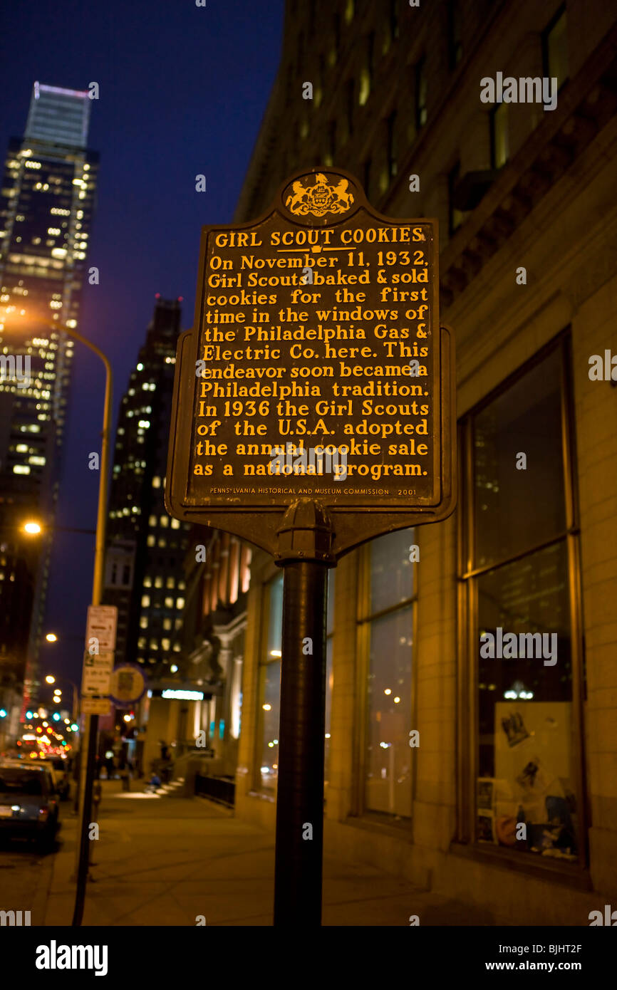 Girl Scout Cookies On November 11, 1932, Girl Scouts baked & sold cookies for the first time in the windows of the Philadelphia Stock Photo