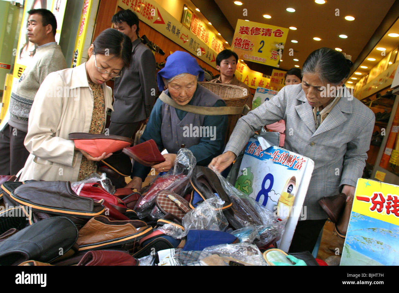 Chinese Shoppers High Resolution Stock Photography and Images - Alamy