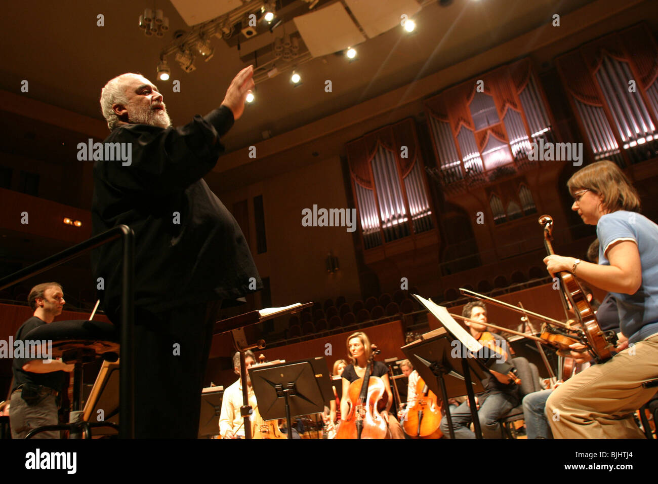 Conductor Gianluigi Gelmetti (in black) leads the Sydney Symphony Orchestra during music rehearsal at Osaka Symphony Hall, Japan Stock Photo