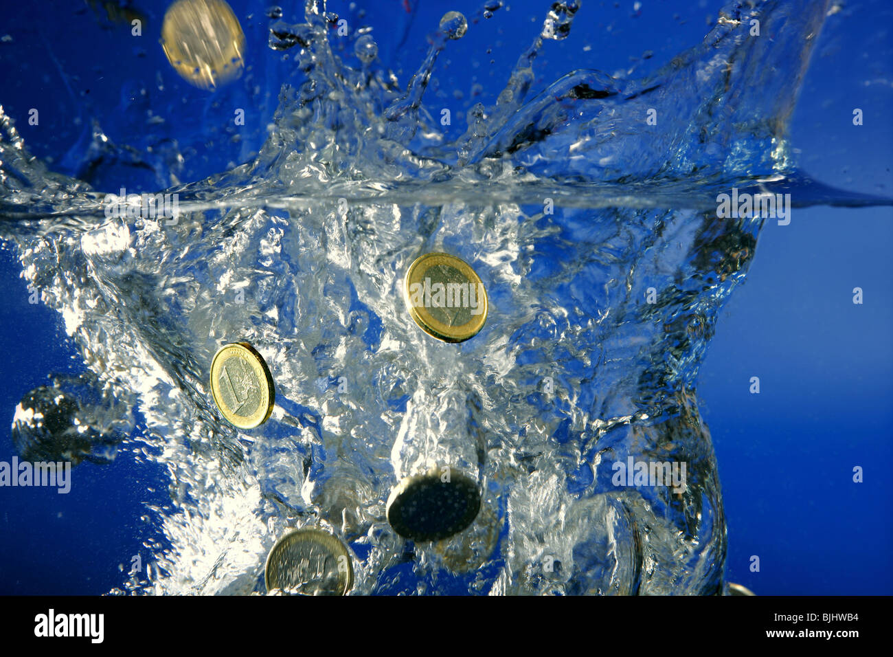 монетка в воде. чаша для воды. вода монетка. вода монетка. денежная вода.