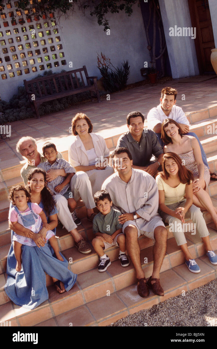 Large extended family hi-res stock photography and images - Alamy