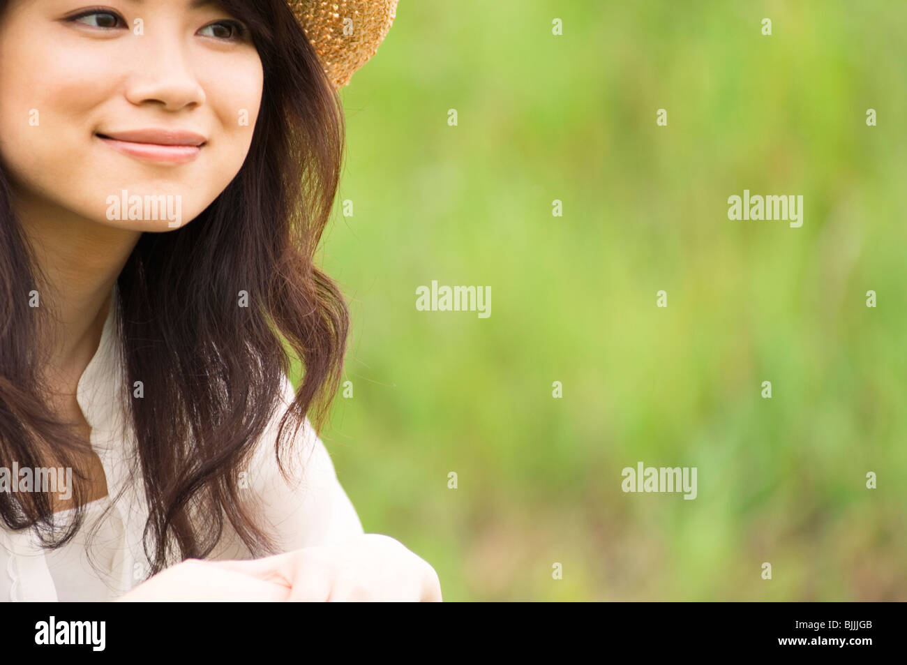 Portrait of woman wearing straw hat Stock Photo - Alamy