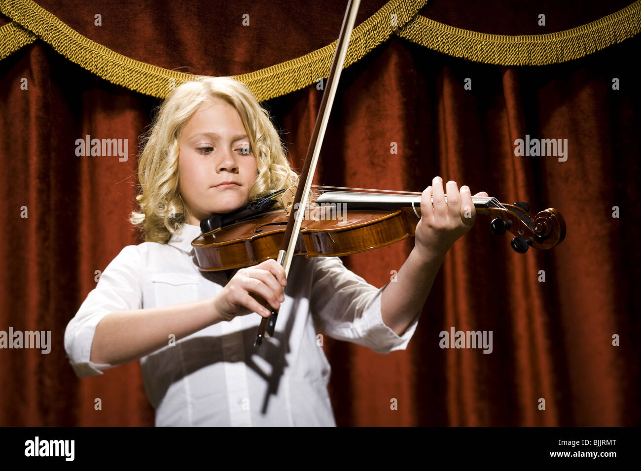 Girl playing violin on stage Stock Photo - Alamy
