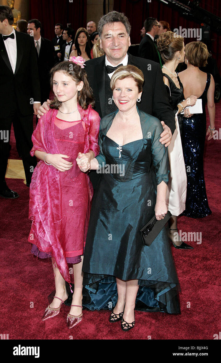 JIM CARTER IMELDA STAUNTON & DAUGHTER 77TH ANNUAL ACADEMY AWARDS TH HOLLYWOOD LOS ANGELES USA 27 February 2005 Stock Photo