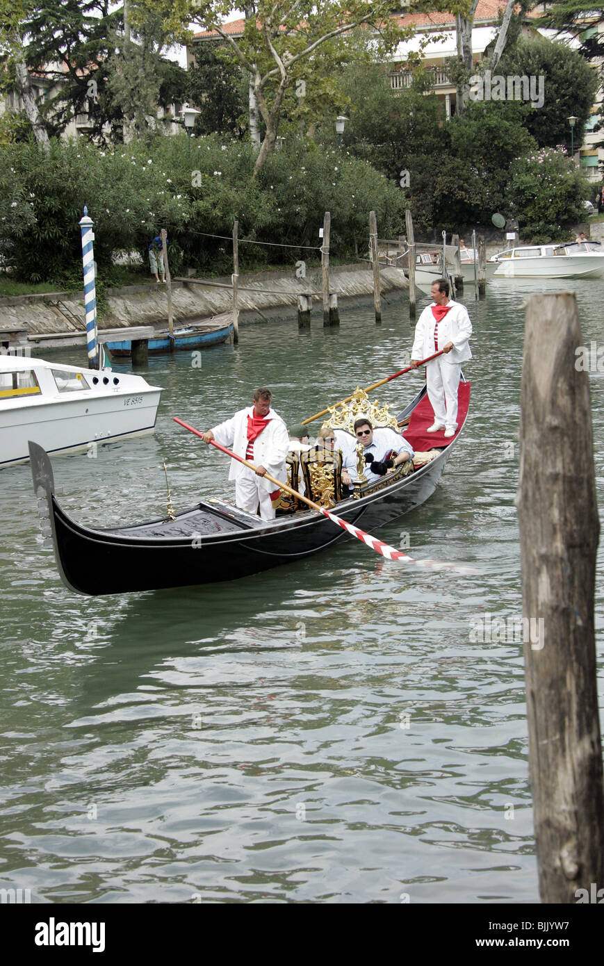 HEATH LEDGER SIENNA MILLER & OLIVER PLATT CASANOVA GONDOLA ARRIVALS. VE CASINO LIDO VENICE ITALY 03 September 2005 Stock Photo