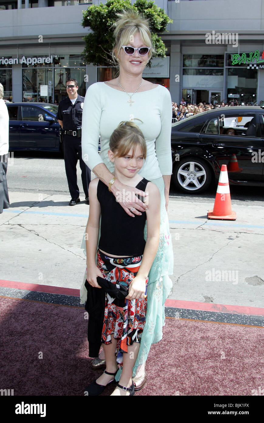 MELANIE GRIFFITH & STELLA CHARLIE AND THE CHOCOLATE FACT CHINESE THEATRE HOLLYWOOD LOS ANGELES USA 10 July 2005 Stock Photo