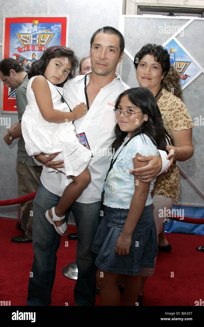 BENITO MARTINEZ & FAMILY SKY HIGH WORLD FILM PREMIERE EL CAPITAN THEATRE HOLLYWOOD LOS ANGELES USA 24 July 2005 Stock Photo