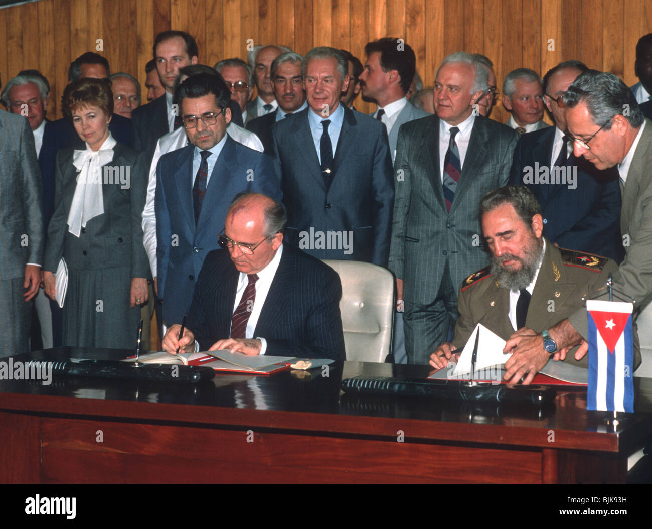 CUBA. LATE PRESIDENT FIDEL CASTRO AND EX PREMIER GORBACHEV SIGNING TREATY OF CO-OPERATION IN  HAVANA 1989 BEFORE COLLAPSE OF SOVIET UNION Stock Photo