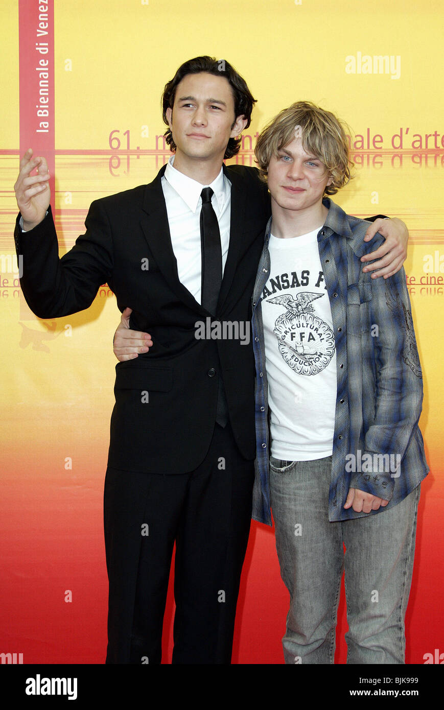 JOSEPH GORDON-LEVITT & BRADY CORBET MYSTERIOUS SKIN PHOTOCALL LIDO VENICE  ITALY 03 September 2004 Stock Photo - Alamy