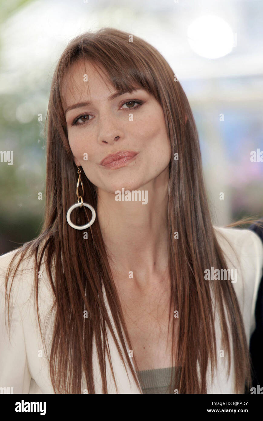 Saffron Burrows's Instagram, Twitter & Facebook on IDCrawl