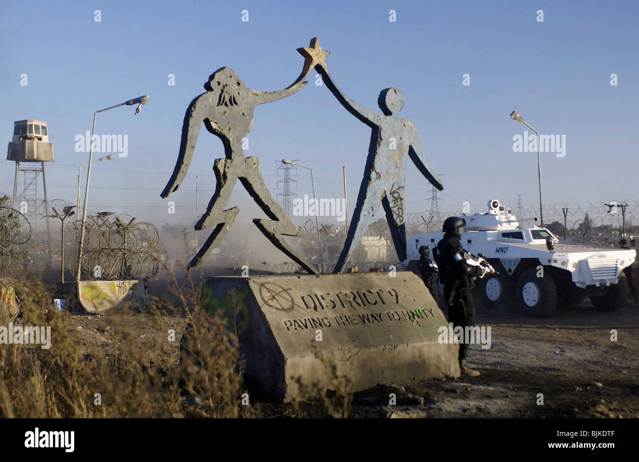 DISTRICT 9 (2009) SHARITO COPLEY NEILL BLOMKAMP (DIR) 004 Stock Photo