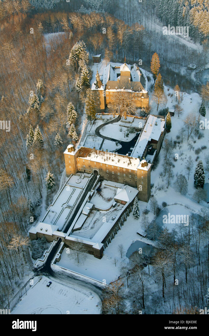 Aerial photo, Burg Schnellenberg Castle in the snow in winter