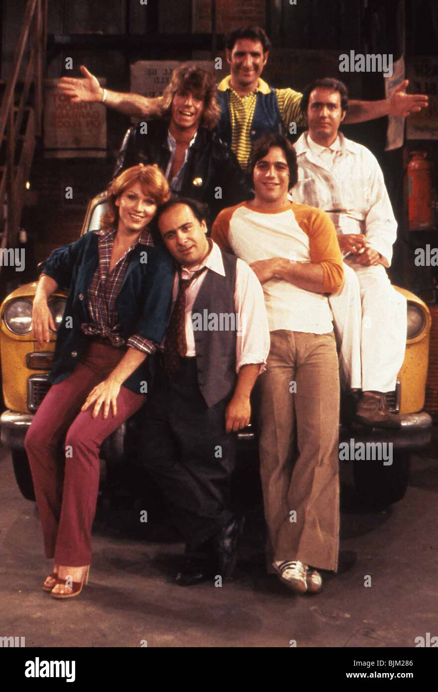 TAXI (TV) (1978) JUDD HIRCH, DANNY DEVITO, MARILU HENNER, TONY DANZA, JEFF CONAWAY, ANDY KAUFMAN 001 Stock Photo
