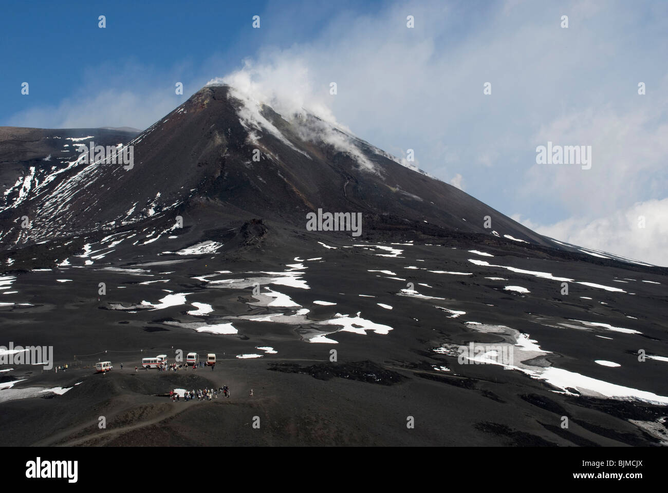 Italien, Sizilien, Ätna, Vulkanlandschaft, rauchender Vulkanberg Gipfel | Italy, Sicily, Mount Etna, smoking volcano summit Stock Photo