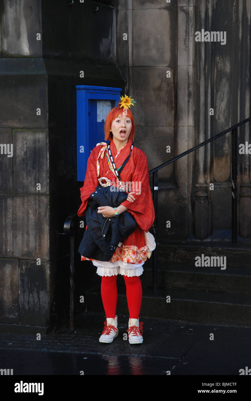 A street performer on the Royal Mile (High Street) during the Edinburgh Fringe Festival Stock Photo