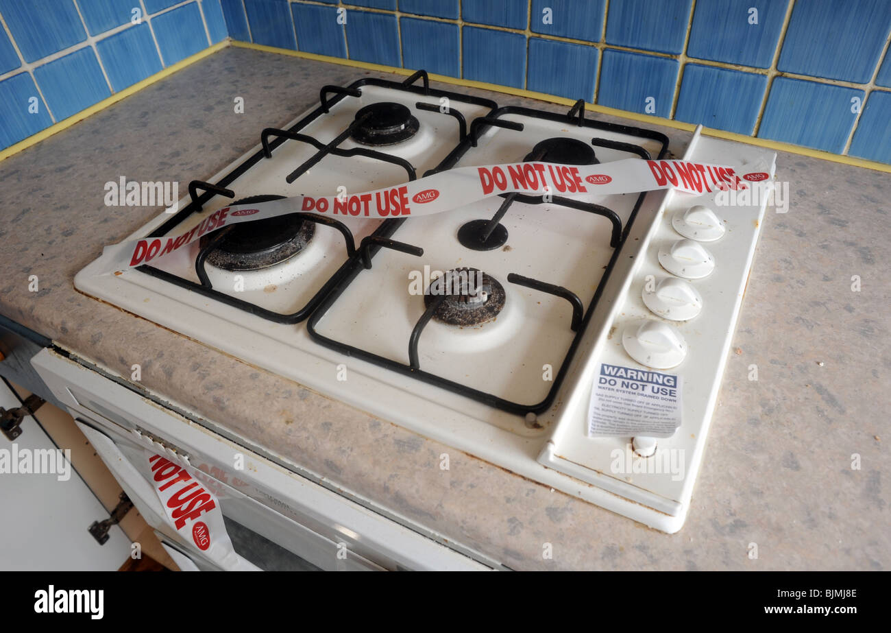 DOMESTIC GAS COOKER  HOB WITH 'DO NOT USE'   WARNING STICKER TAPE OVER IT Stock Photo