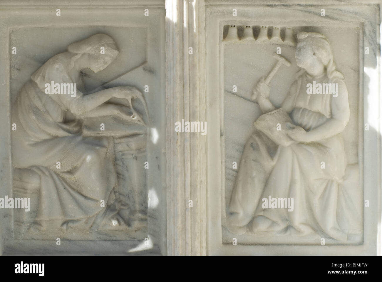 Italien, Umbrien, Perugia, Reliefs am Brunnen Fontana Maggiore | Italy, Umbria, Perugia, relief at Fontana Maggiore Stock Photo